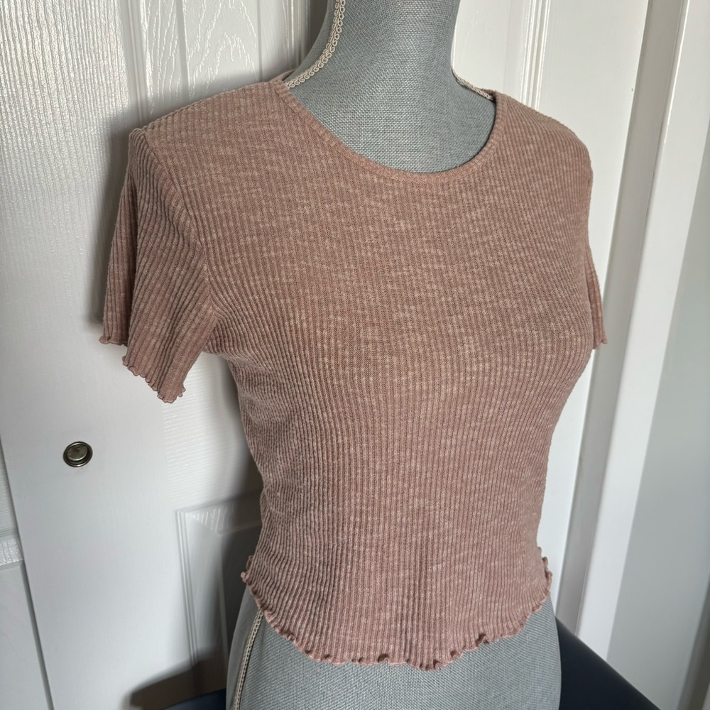 AMERICAN EAGLE LETTUCE TRIM RIBBED DUSTY PINK TOP SIZE M